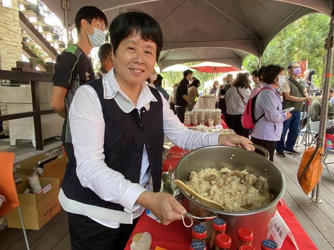 嘉大臺南糯3號製作成的麻油雞油飯。（廖素慧攝）
