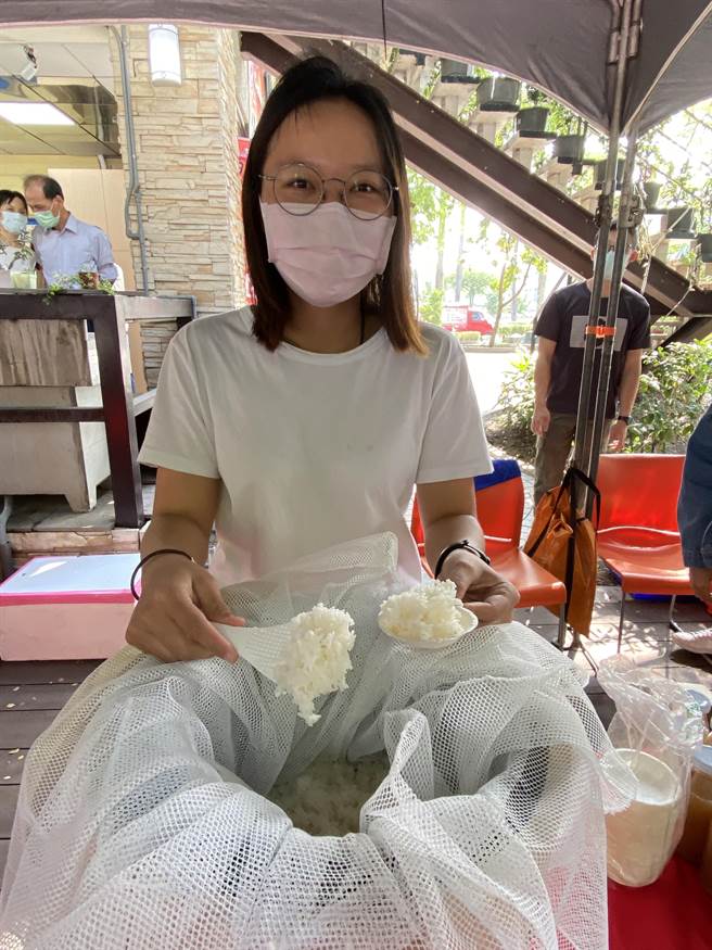 嘉義大學發表的抗旱水稻新品種，有泰國茉莉香米成分，香氣四溢。（廖素慧攝）