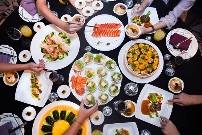 台北W饭店推出「W酒食趴Celebrate in Style」尾牙春酒专案。（台北W饭店提供）