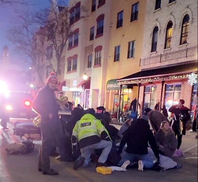 美国威斯康辛州沃基夏的圣诞游行队伍21日遭一辆轿车高速衝撞，至今造成5人死亡、超过40人受伤。图为救难人员在路边救治伤患。（图／路透社）