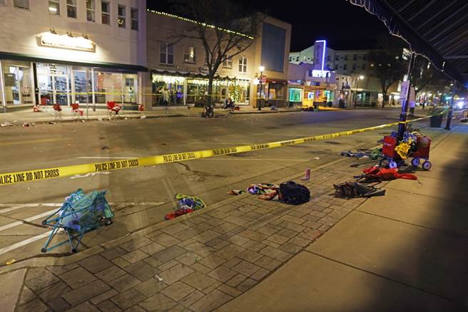 美国威斯康辛州沃基夏的圣诞游行队伍21日遭一辆轿车高速衝撞，至今造成5人死亡、超过40人受伤。（图／美联社）