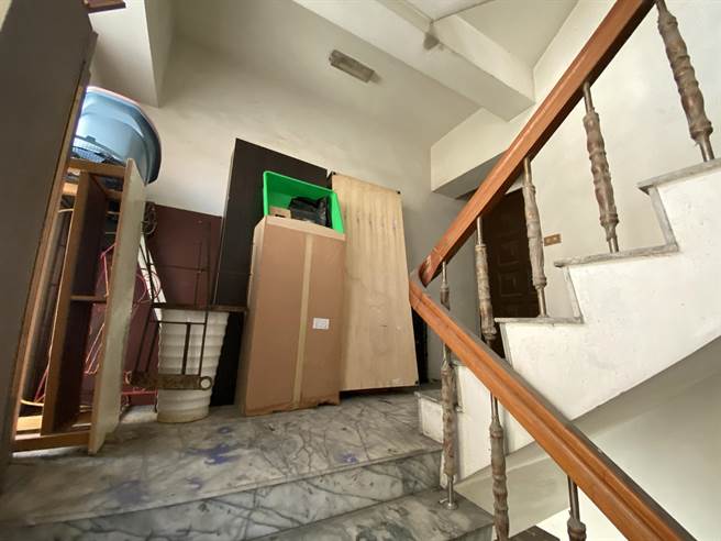 老旧公寓大楼经常有共用走廊梯间堆置杂物妨碍逃生等维护使用上的问题。（工务局提供／洪荣志台南传真）