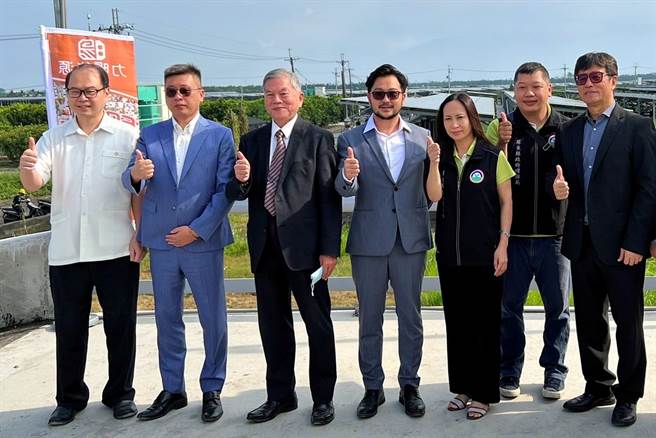 中租-KY旗下中租能源携手力旸能源于屏东县佳冬乡打造的南台湾最大分散式太阳能电厂，左起为中租能源副总经理谢明宏、力旸集团总裁古胜辉、行政院副院长沈荣津与力旸董事长黄志文。（中租提供）