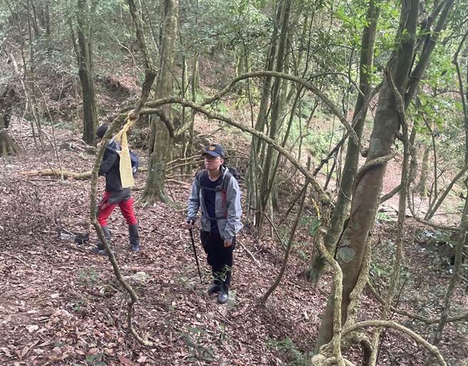 李姓男子登山迷途，南投縣消防局第2大隊派員搜尋。（南投縣消防局提供／廖志晃南投傳真）