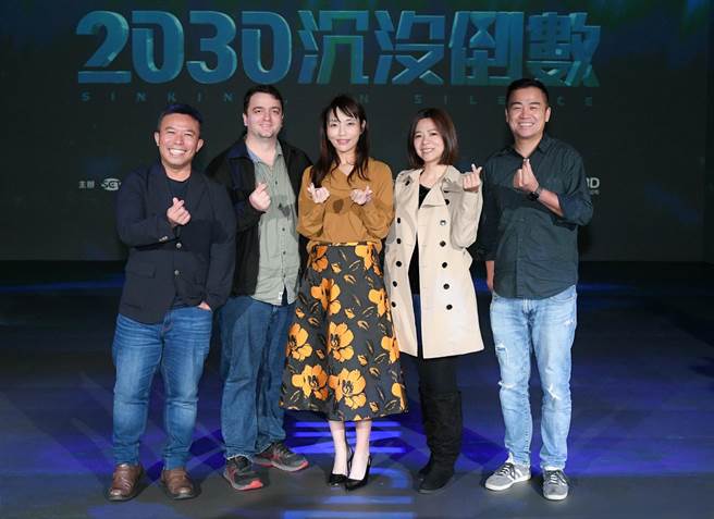 李天怡率《消失的国界》团队出席纪录片首映会。（粘耿豪摄）