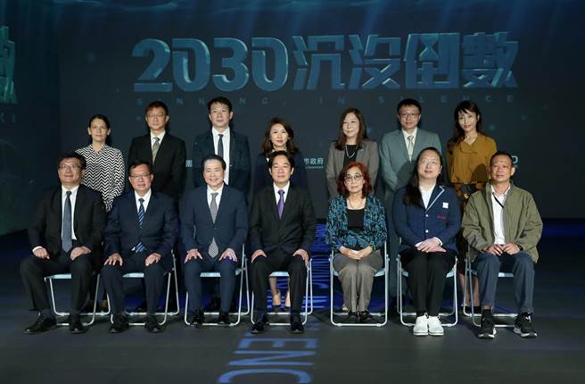 三立集团总经理张荣华与副总统赖清德、 政务委员唐凤、桃园市长郑文灿等人一起出席《2030沉没倒数》纪录片首映。（粘耿豪摄）