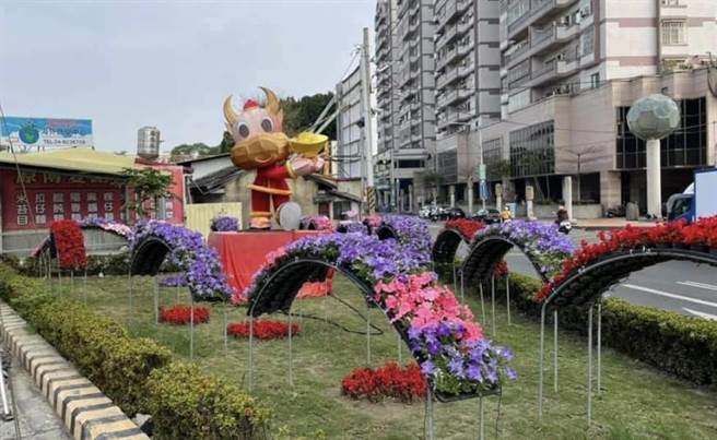 2021年員林公所舉辦燈會暨元宵活動，配合主副燈區設置，把育英路與萬年路三段交叉口約70顆柏樹進行移植。（吳建輝攝）