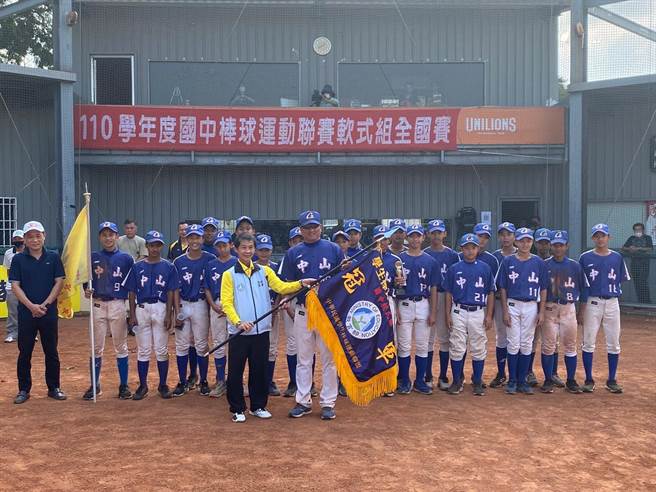 台中市中山国中勇夺国中棒联软式组冠军，创造队史第三冠纪录。（台中市教育局提供／王文吉台中传真）