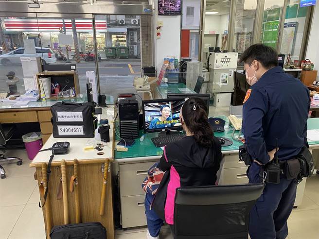 女子疑遭诈骗求助警所，警播放防诈宣导影片及时阻诈。（警方提供／吕筱蝉桃园传真）