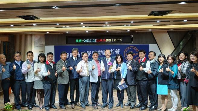 台中市教育局举办举办「110学年度台中巿优游技职学」，帮助教师辅导学生适性发展。（台中市教育局提供／王文吉台中传真）