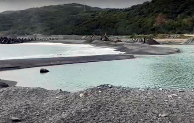 台东县大武乡尚武渔港的港嘴，已经几乎被淤沙堵住，渔船根本无法出海作业。（民眾提供）