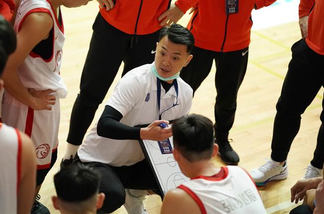 台师大新教头张容轩（中）UBA执教首战开胡。（大专体总提供）