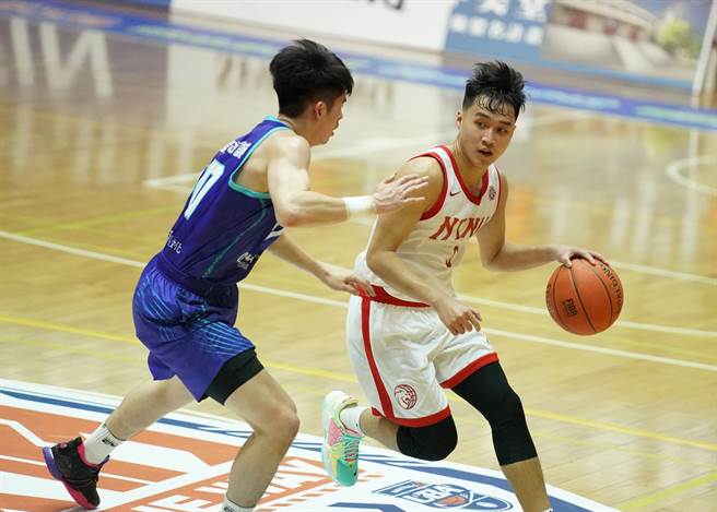 原本就读国立体大的彭柏桦（右）转战台湾师大，UBA新球季首战拿16分。（大专体总提供）