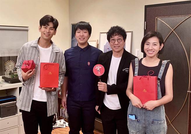 杨子仪（左起）、蒋荣宗、蒋三省、米可白开心合影。（JMS蒋三省音乐提供）