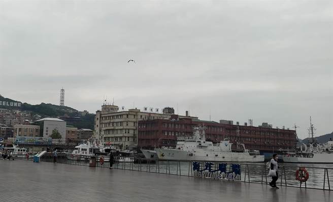 基隆市政府近年推出基隆新玩法，搭船游双港到和平岛，如同水上计程车，盼能推广观光。（陈彩玲摄）