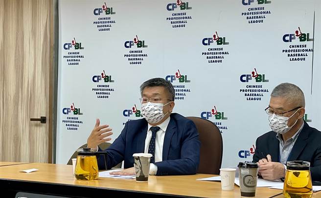 中华职棒会长蔡其昌（左）。（毛琬婷摄）