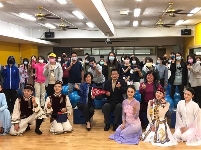 金大校長陳建民（中）歡迎台藝大舞蹈系師生團隊，期待校際多元交流活動，讓校園內洋溢更豐富的藝文氣息。（金大提供）