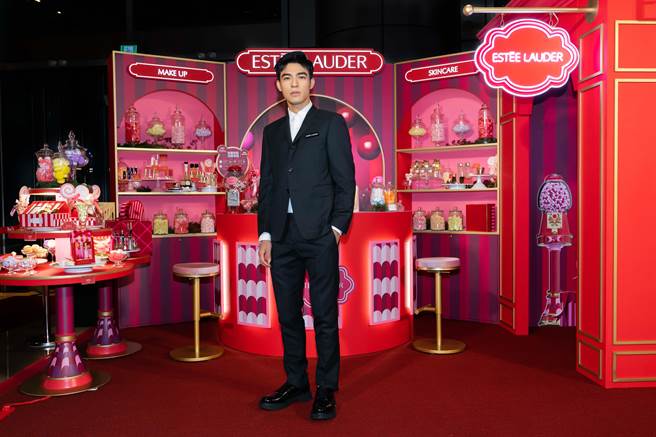 男星陳昊森為雅詩蘭黛「奇幻聖誕糖果屋」站台，全身也充滿粉色泡泡。（雅詩蘭黛提供）