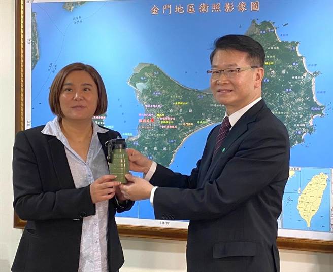 新任調查局長王俊力於1983年在小金門服役，立委陳玉珍特贈烈嶼「手榴彈」造型運動水壺。（立委陳玉珍辦公室提供）