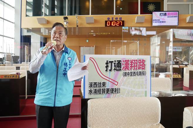 市议员杨正中22日为民请命，抨击福科路道路严重龟裂，民眾迟盼无烫平专案，要求建设局在有限预算下先分批施作。(陈世宗摄)