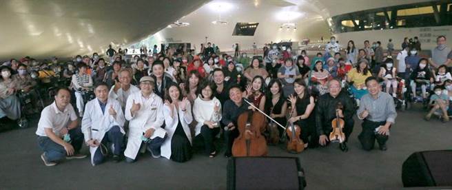 中钢集团教育基金会执行长锺锡洲(前排左一)、张正杰老师(前排右六)及出席贵宾合影留念。图／中钢集团提供