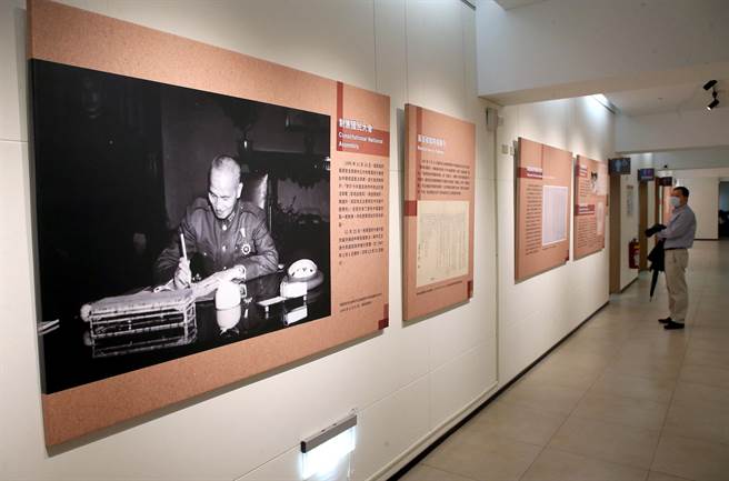 中正紀念堂「蔣中正總統與臺灣特展」呈現蔣中正總統主政時期下的臺灣，吸引民眾前來參觀。（趙雙傑攝）