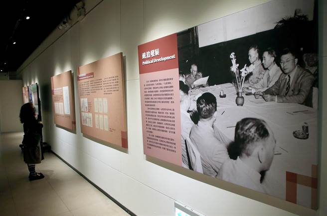 中正紀念堂「蔣中正總統與臺灣特展」呈現蔣中正總統主政時期下的臺灣，展品包括政府機關檔案、文獻、照片等相關檔案文件；圖為民眾參觀當時蔣中正的政治案件批示。（趙雙傑攝）