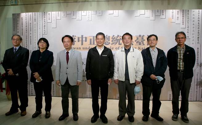 文化部長李永得（中）出席「蔣中正總統與臺灣特展」開幕典禮，並和策展人國立政治大學臺灣史研究所教授薛化元（右二）、促進轉型正義委員會代理主委葉虹靈（左二）及國史館館長陳儀深（左三）等人合影留念。（趙雙傑攝）