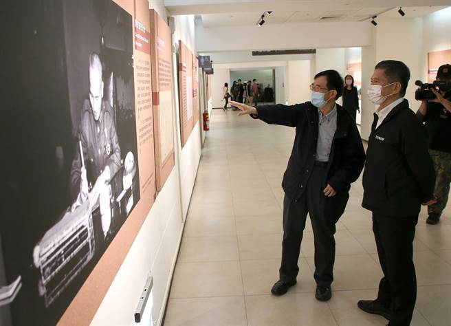 文化部長李永得（前右）出席「蔣中正總統與臺灣特展」開幕典禮，在策展人國立政治大學臺灣史研究所教授薛化元（前左）解說下，參觀此次展覽內容。（趙雙傑攝）