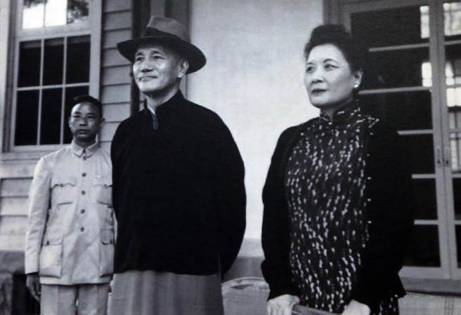 中正紀念堂「蔣中正總統與臺灣特展」呈現蔣中正總統主政時期下的臺灣，展品包括政府機關檔案、文獻、照片等相關檔案文件；圖為蔣中正和夫人宋美齡合影。（蔣中正總統與臺灣特展提供）