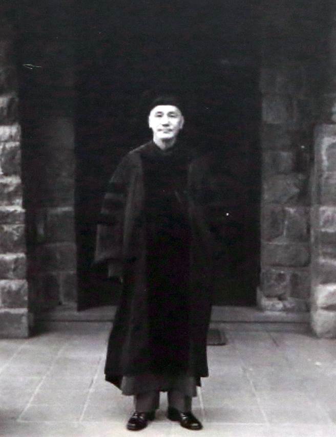 中正紀念堂「蔣中正總統與臺灣特展」呈現蔣中正總統主政時期下的臺灣，展品包括政府機關檔案、文獻、照片等相關檔案文件；圖為蔣中正接受美國博俊大學榮譽博士在陽明山官邸留影。（蔣中正總統與臺灣特展提供）