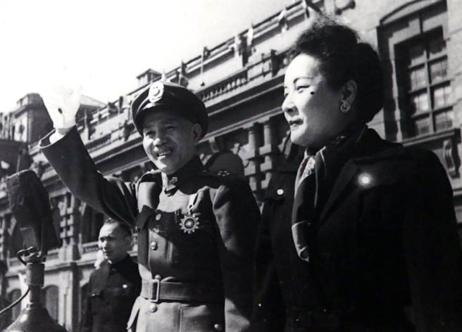 中正紀念堂「蔣中正總統與臺灣特展」呈現蔣中正總統主政時期下的臺灣，展品包括政府機關檔案、文獻、照片等相關檔案文件；圖為蔣中正和夫人宋美齡在總統府前接受民眾歡呼。（蔣中正總統與臺灣特展提供）