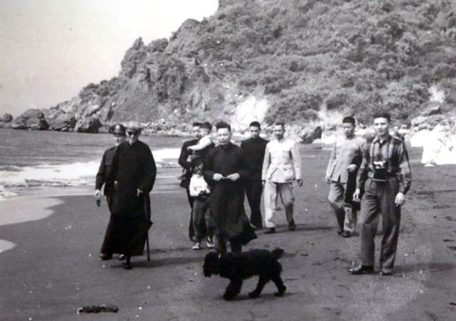 中正紀念堂「蔣中正總統與臺灣特展」呈現蔣中正總統主政時期下的臺灣，展品包括政府機關檔案、文獻、照片等相關檔案文件；圖為蔣中正與蔣經國等人在高雄西子灣海濱散步留影。（蔣中正總統與臺灣特展提供）