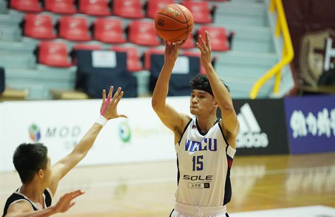 UBA上届冠军赛MVP政治大学张镇衙（右）新球季首战攻得全场最高16分。（大专体总提供）