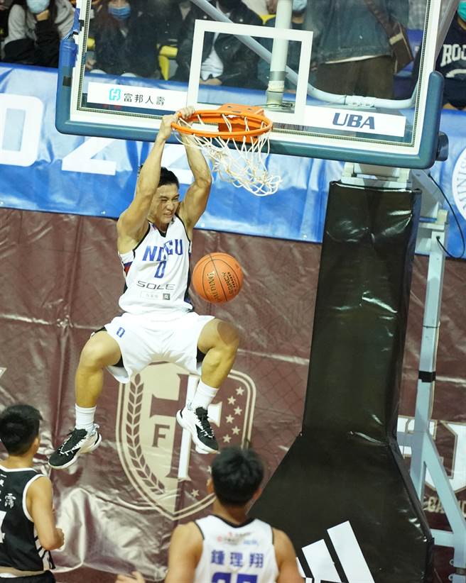 政治大学林彦廷灌篮。（大专体总提供）