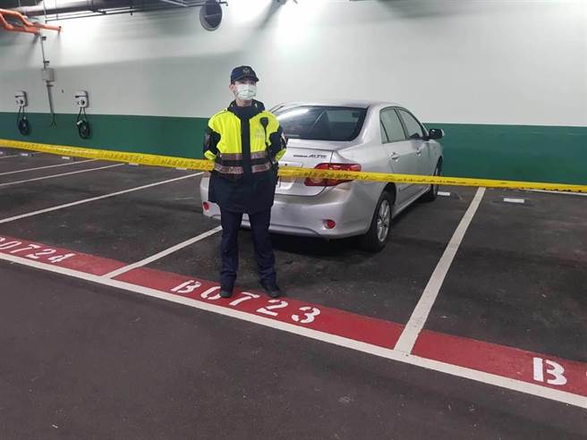 警方新店ikea卖场的停车场内寻获凶嫌汽车，经查是部转让多手的权利车，增加破案难度。（图／翻摄画面）
