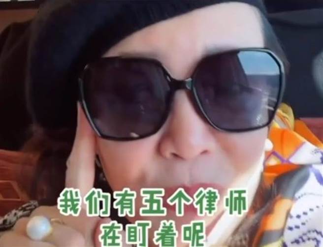 张兰在今日下午开直播表示已聘请5名律师，呼吁网友不要散播谣言。（图／微博）