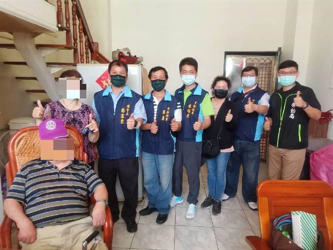 桃园市社会局和劳动局合作，携手修缮义行工会推动「住你安心」，透过各工会泥作、水电、铁工等专长，协助弱势民眾住屋修缮。(劳动局提供／蔡依珍桃园传真)