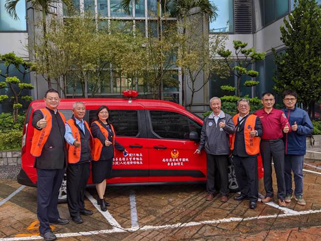 永旭希望工程慈善协会捐灾情勘查车给观音消防分队。(消防队提供／蔡依珍桃园传真)