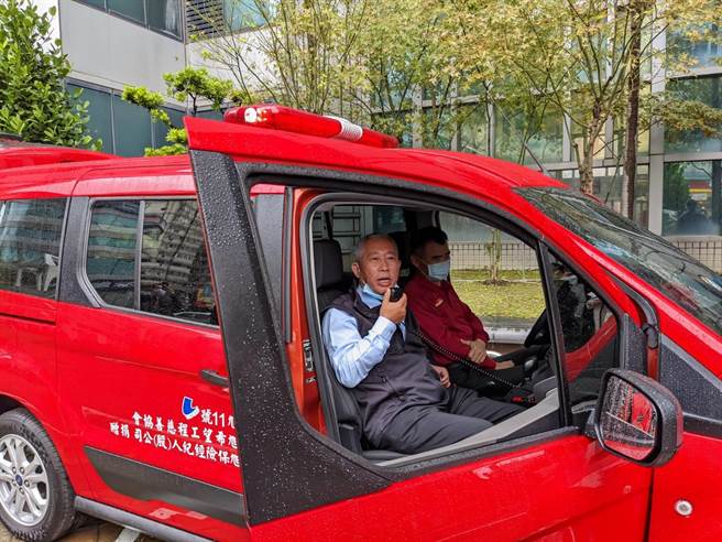 永旭希望工程慈善协会捐灾情勘查车给观音消防分队。(消防队提供／蔡依珍桃园传真)