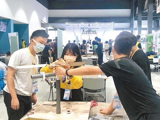 学生聚精会神赶制比赛作品。图／陈惠珍