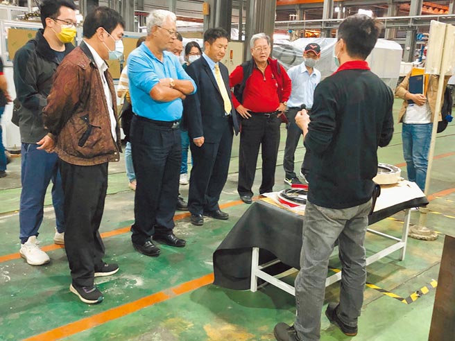 华嵘集团在总部举办新机发表会，由董事长萧栋斌（前排左二）陪同经销商参观工厂产线与新机款复合加工一步法射吹成型机，会中并介绍自行研发专用零配件。图／郭文正