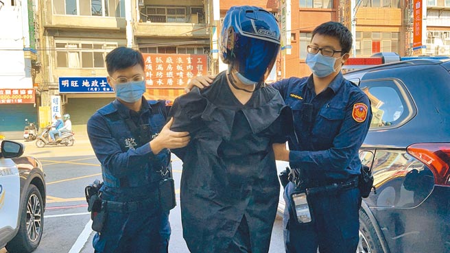 蒋姓纸艺师21日疑因未戴口罩被制止，3度进入龟山一间超商后，持刀刺死蔡姓超商店员，被移送时不发一语。（蔡依珍摄）