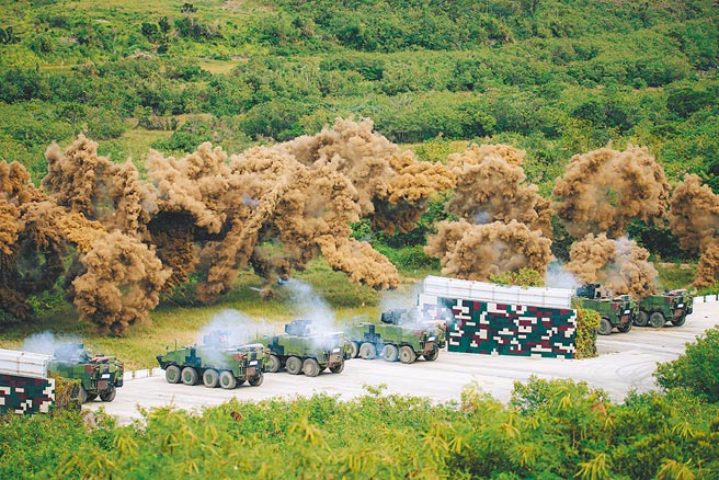 台海情势紧张，建军政策走向不能被美国绑架。图为陆军机步234旅联兵2营实弹射击。（本报资料照片）