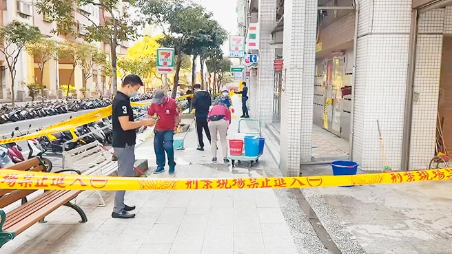 桃园一家超商店员因规劝男子戴口罩竟遭刺死，引发社会震惊。蔡英文总统脸书更遭网友洗版痛批，「整天搞公投，超商一句都不提」。图为现场血迹斑斑，店员和志工忙清扫。（蔡依珍摄）