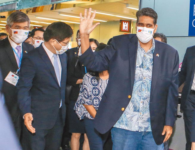 近日帛琉總統惠恕仁（右）為了本月台帛零航班大發雷霆。圖為今年4月惠恕仁來台推廣帛琉泡泡。（桃園機場記者聯誼會提供）