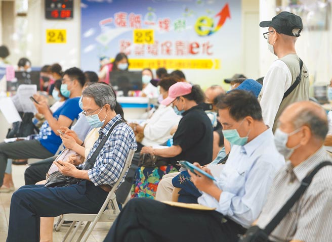 所得税结算申报涌现人潮。（本报资料照片）