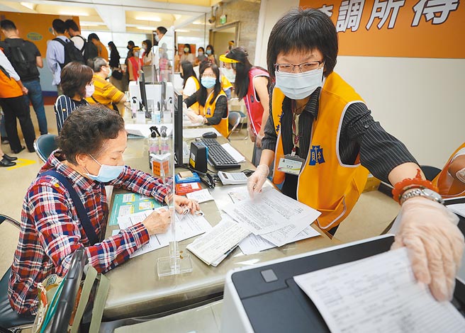 不少民眾到税务机关柜台报税。（本报资料照片）