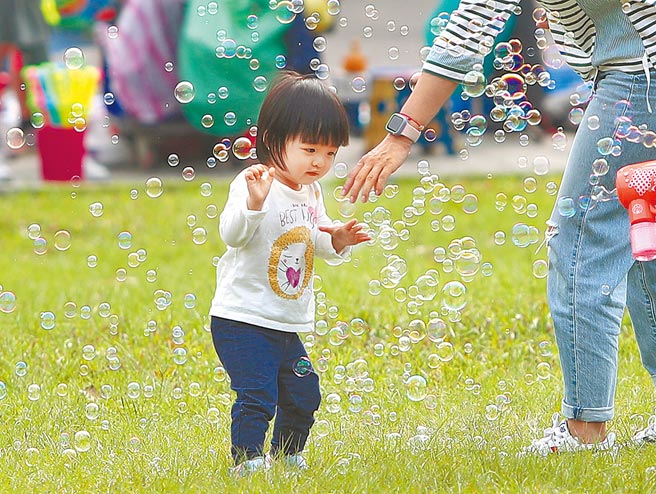 气象局预报周一清晨将有冷气团锋面南下，北部民眾把握21日周末好天气出游。（郑任南摄）