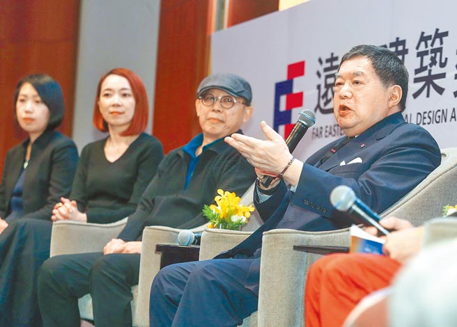 2021远东建筑讲座「歷史﹒人文﹒地方」国际论坛19日远企饭店举行，远东集团董事长徐旭东(右)到场参与座谈，并就台湾建筑与发展的关系与来宾举行讨论。(粘耿豪摄)